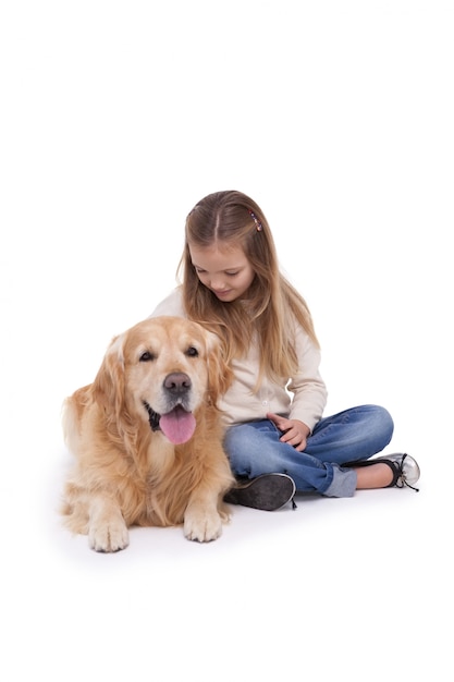 彼女のペットの犬と幸せな女の子