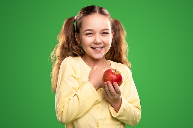 Счастливая девушка с красным яблоком