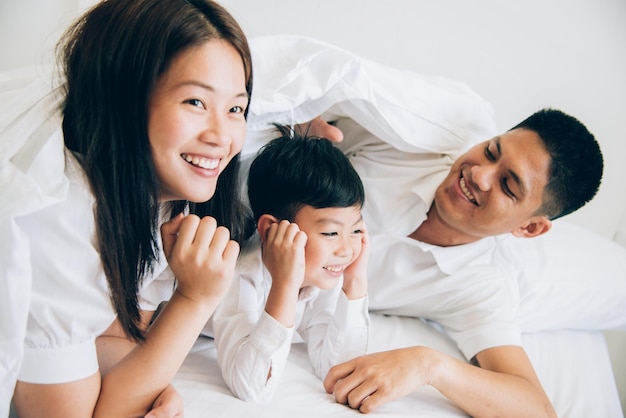 ベッドに横たわっている幸せな女の子と女性