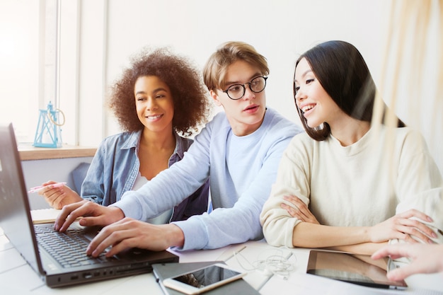 Le ragazze felici stanno guardando al computer portatile.