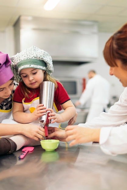 Photo happy girls cooking in a kitchen. cooking concept.