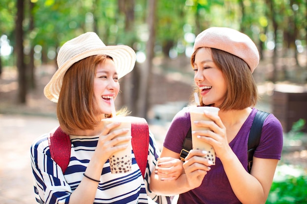 タピオカティーを飲みながら夏休みを楽しむ幸せな女の子