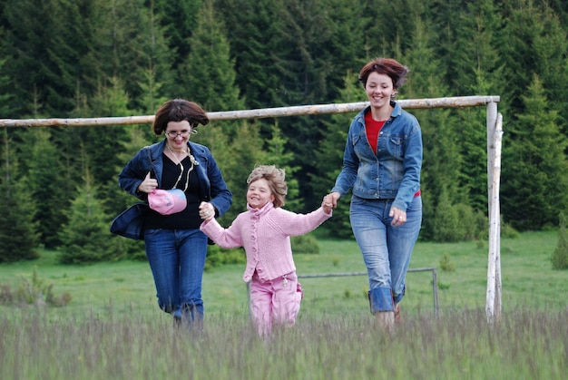 счастливые девушки, бегущие на природе (NIKON D80; 2 июня 2007 г.; 1/320 при f/5,6; ISO 320; баланс белого: Авто; фокусное расстояние: 135 мм)