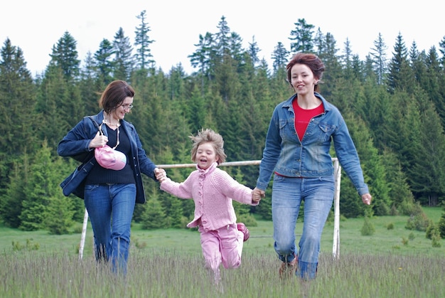 自然の中を走る幸せな女の子たち (NIKON D80; 2.6.2007; 1/320 at f/5.6; ISO 320; ホワイトバランス: オート; 焦点距離: 72 mm)