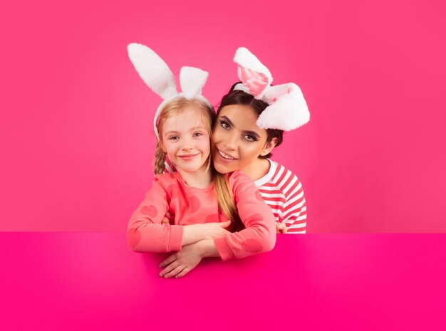 토끼 귀를 가진 행복한 소녀들. 여동생은 부활절을 축하합니다. 계란 사냥.