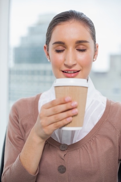 コーヒーを嗅ぐ幸せな豪華な実業家