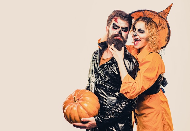 Photo happy gothic couple in halloween costume. halloween poster or greeting card - people concept