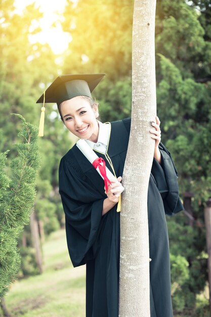 Foto felice ragazza studentessa graduata