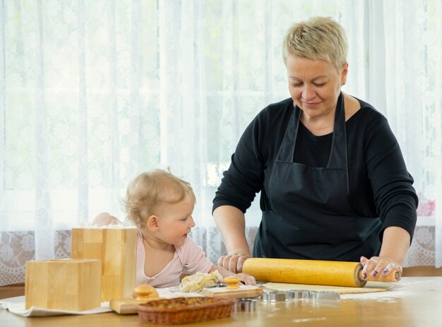 Felice nonna e nipote in cucina