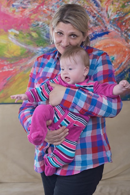 Foto nonna felice che tiene il neonato a casa