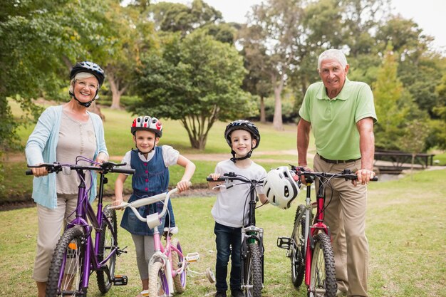 Foto nonni felici con i loro nipoti sulla loro bici