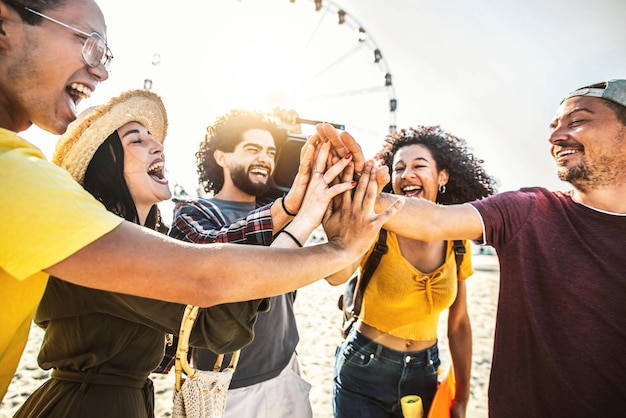 Felice gruppo di amici che si godono le vacanze estive all'aperto