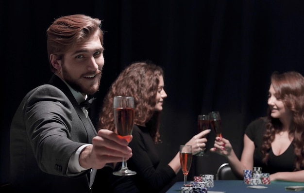Счастливая группа людей, празднующих успешную игру в покер