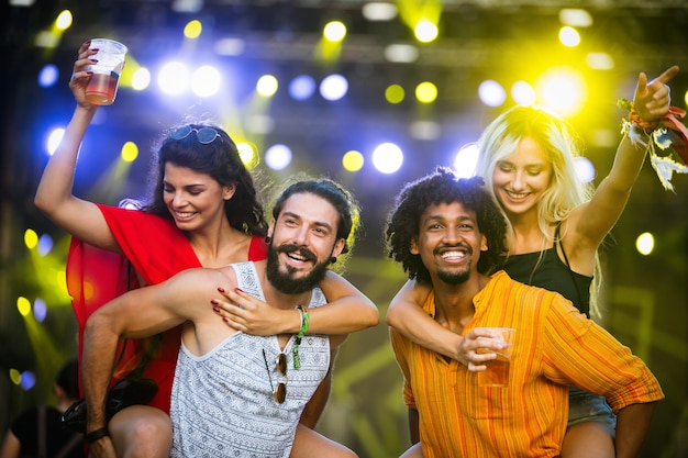 Foto felice gruppo di giovani che partecipano ai festival estivi divertendosi