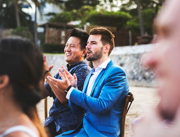 Foto ospiti felici a un matrimonio sulla spiaggia