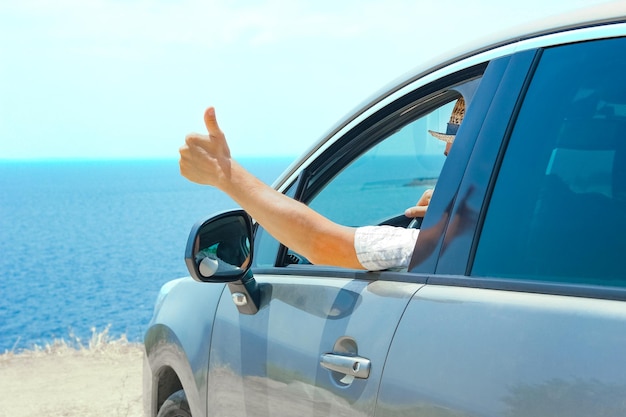 Счастливый парень на фоне авто моря