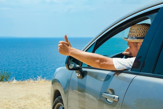 自動車の海で幸せな男