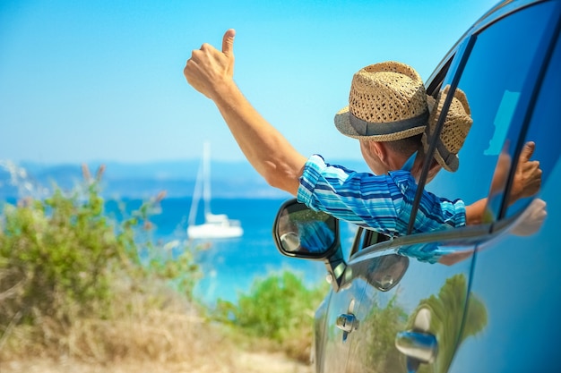 Foto ragazzo felice in mare automatico