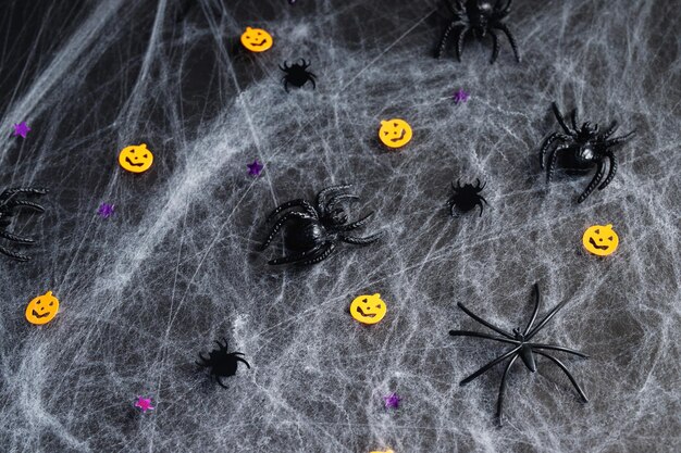 Happy Halloween banner mockup pompoenen vleermuizen en spinnen op zwarte achtergrond