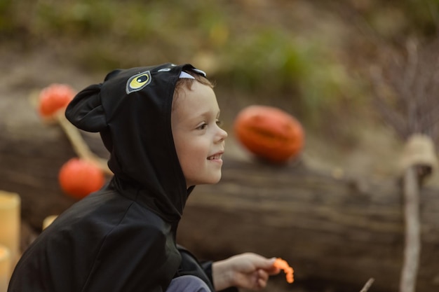 ハッピーハロウィン ハロウィーンの衣装を着た子供 森の中で黒いバットの衣装を着た小さな男の子