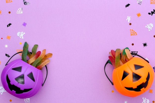 Happy halloween concept jack o lantern halloween pompoen emmers op paarse achtergrond