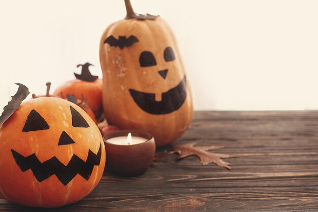 Happy Halloween concept Pompoenen jackolantern heks cauldronbats spider kaars herfstbladeren op zwart hout in licht Ruimte voor tekst Seizoensgroet