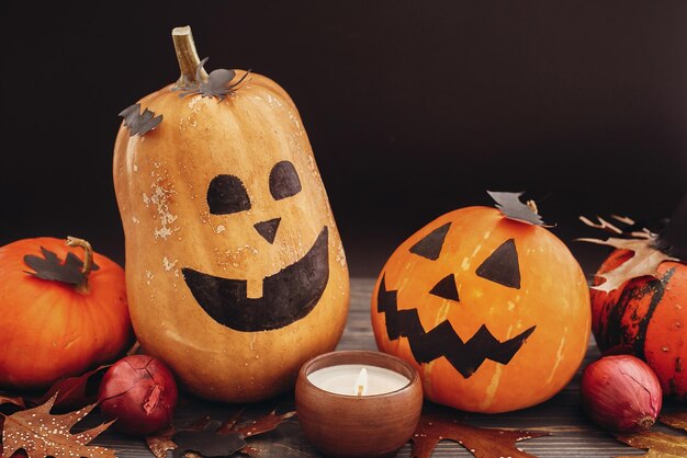 해피 할로윈 개념 호박 jackolantern 마녀 cauldronbats 거미 촛불 빛 가을 어두운 배경에 나뭇잎 텍스트 계절의 인사말 공간