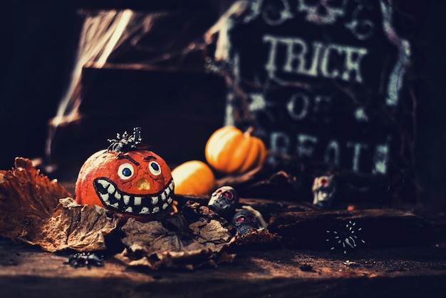 Foto felice concetto di halloween. dolcetto o scherzetto nella stagione autunnale. simbolo spaventoso e oscuro di notte.