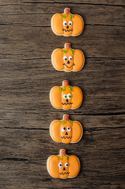 Happy halloween-dag met grappige cookies ingesteld op houten tafel achtergrond trick or threat hallo oktober herfst herfst feestelijk feest en vakantie concept