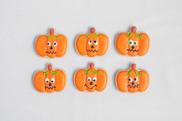 Happy Halloween-dag met grappige Cookies verschillende pompoenkoekjes op tafelachtergrond Trick or Threat Hallo oktober herfst herfst Traditioneel feest en vakantieconcept