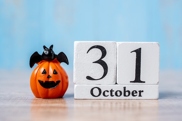 Photo happy halloween day with 31 october calendar and pumpkin