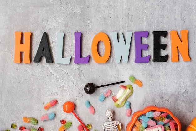 Photo happy halloween day with ghost candies, pumpkin,  bowl and decorative. trick or threat, hello october, fall autumn, festive, party and holiday concept