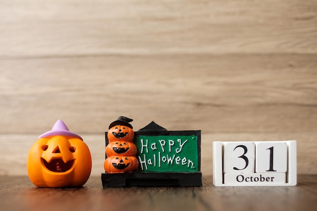 Photo happy halloween day with jack o lantern pumpkin and 31 october calendar. trick or threat, hello october, fall autumn, festive, party and holiday concept
