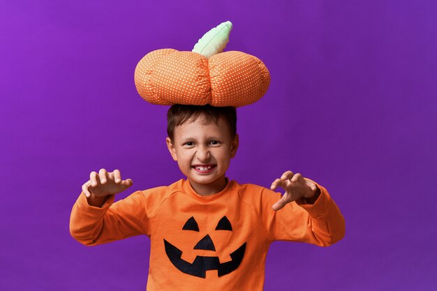 Счастливого Хэллоуина. Забавный мальчик в карнавальном наряде на фиолетовый.
