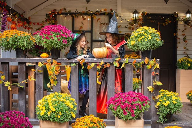 Happy Halloween grappige kinderen meisjes lachen in fancy dress in de open lucht