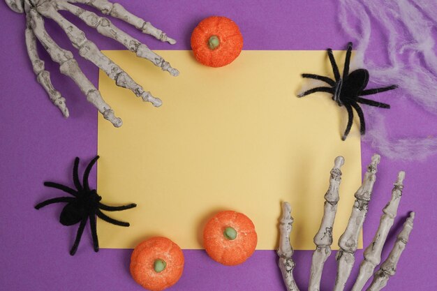 Foto buon halloween, biglietto di festa, decorazioni per halloween, scheletri, mani, ragni, caramelle, zucche.