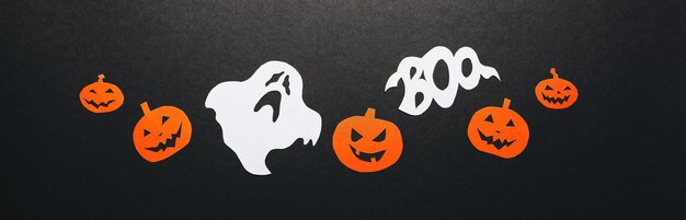 幸せなハロウィーンの休日のコンセプト黒の背景にコウモリのカボチャと幽霊