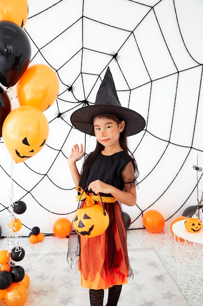 Happy Halloween kleine heks met een pompoen