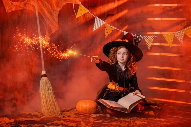 Happy Halloween Leuke vrolijke kleine heks met een toverstaf en een toverboek tovert