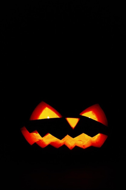 Happy Halloween-pompoen met licht 's nachts Donker Halloween-behang