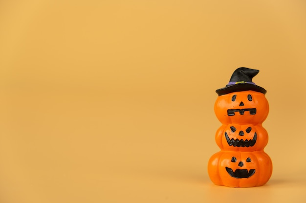 Photo happy halloween, pumpkins on orange background, halloween concept. copy space.