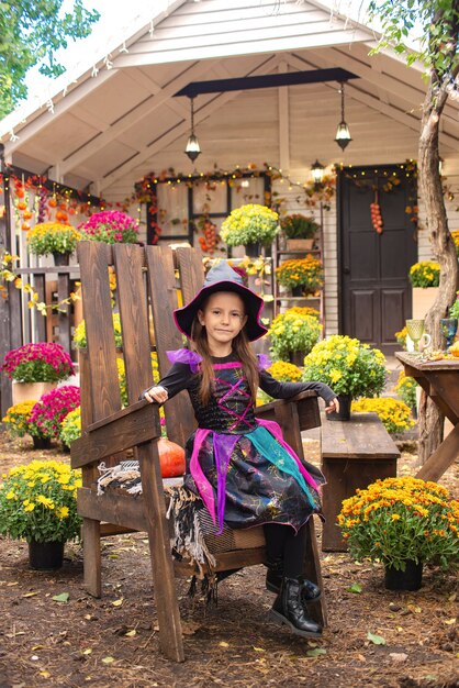 Happy Halloween Schattige kleine heks met een pompoen in de handen