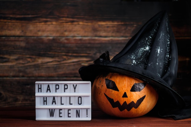 Happy halloween traditionele pompoenlantaarn en kaarsen op houten achtergrond