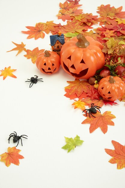 Happy Halloween versier pompoen en Jack o Lanterns met herfstbladeren