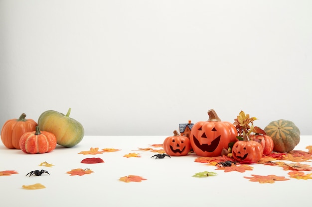 Happy Halloween versier pompoen en Jack o Lanterns met herfstbladeren