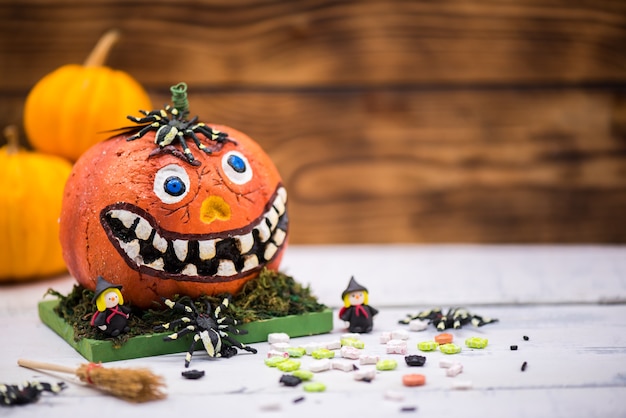 写真 パーティー用のキャンディーとカボチャでハッピーハロウィン。秋の季節にトリックオアトリート。