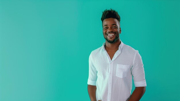 Foto felice uomo afroamericano bello che indossa una camicia estiva isolato su uno sfondo ciano