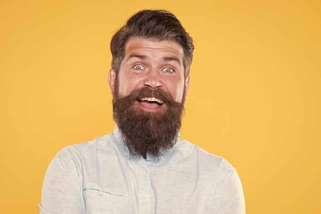 Photo happy handsome caucasian guy with moustache and stylish hair happiness