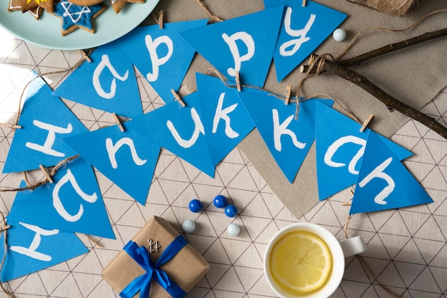 Foto felice festa tradizionale di hanukkah e vista dall'alto del tè