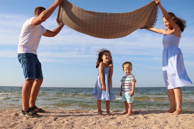 Concetto di famiglia armoniosa felice all'aperto. madre e figli trascorrono del tempo insieme in vacanza